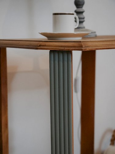 Hanna, la table d'appoint en merisier N°792