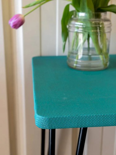 Hanna, la table d'appoint en métal N°307