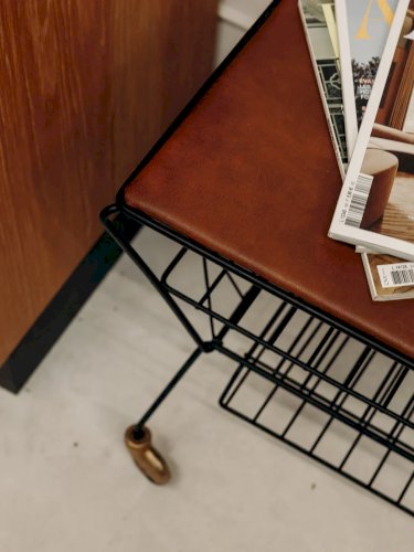 Hanna, la table d'appoint en métal N°501