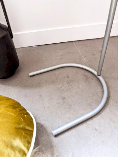 Hanna, la table d'appoint en métal N°534