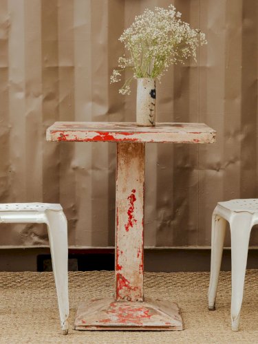 Hanna, la table d'appoint en métal N°685