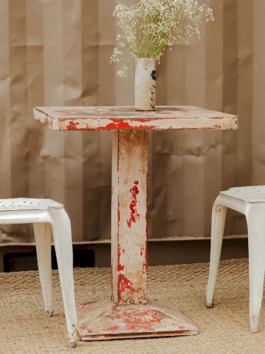 Hanna, la table d'appoint en métal N°685