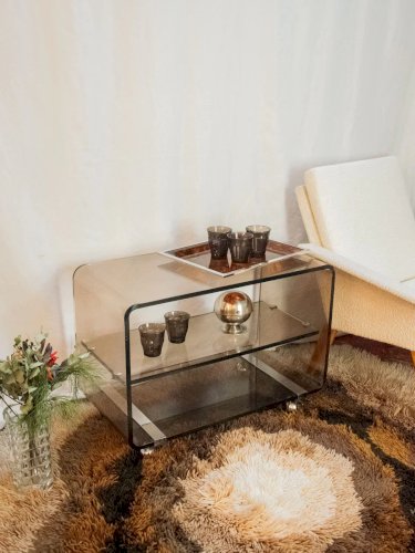 Hanna, la table d'appoint en plexiglass fumé N°801