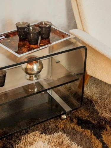 Hanna, la table d'appoint en plexiglass fumé N°801