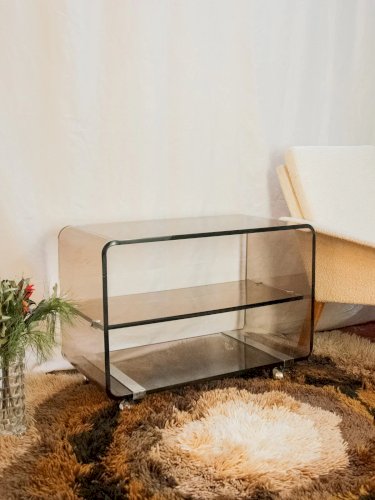 Hanna, la table d'appoint en plexiglass fumé N°801