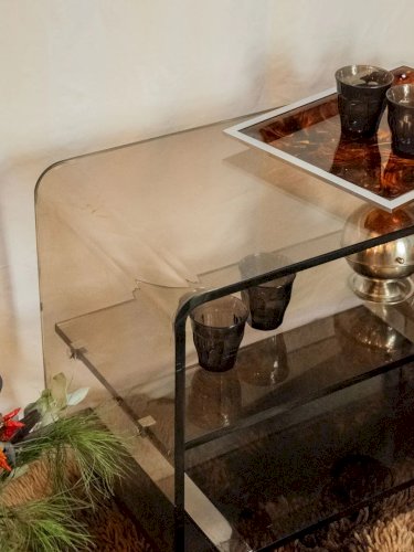 Hanna, la table d'appoint en plexiglass fumé N°801