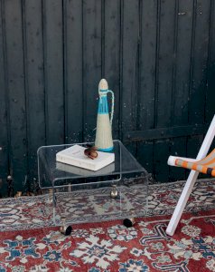 Hanna, the N°460 plexiglass side table