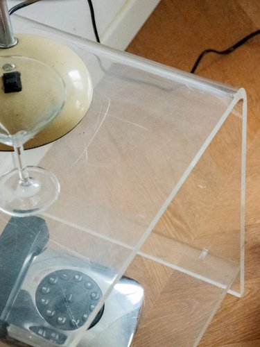 Hanna, la table d'appoint en plexiglass N°799