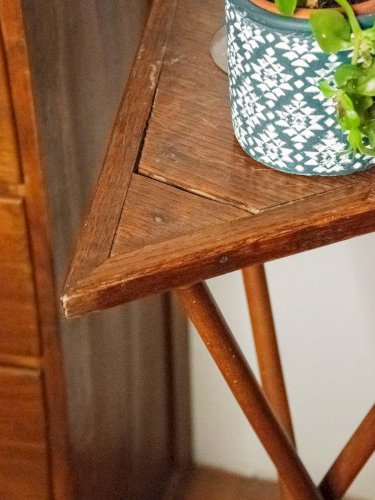 Hanna, la table d'appoint triangulaire N°694