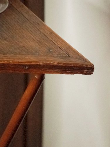 Hanna, la table d'appoint triangulaire N°694