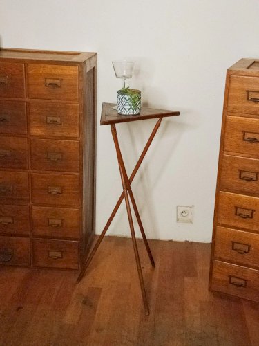 Hanna, la table d'appoint triangulaire N°694