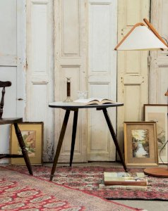 Hanna, the dark wood tripod table No. 719