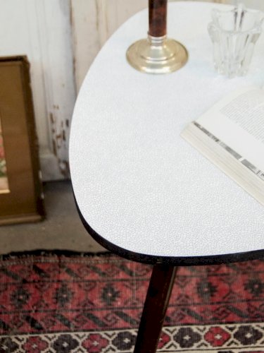 Hanna, la table tripode en bois foncé N°719