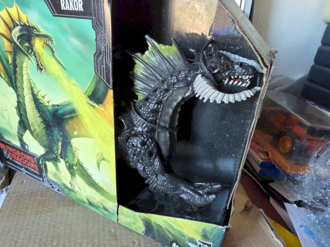 Hasbro Dungeons & Dragons figurine articulée de 38cm Dragon Noir Rakor Neuf !