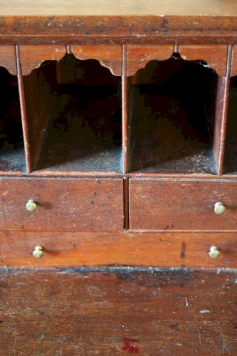 Honoré, le grand secrétaire en bois foncé N°118