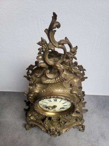 HORLOGE EN BRONZE LOUIS XV DU XIX ème SIECLE N50