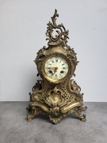 HORLOGE EN BRONZE LOUIS XV DU XIX ème SIECLE N50