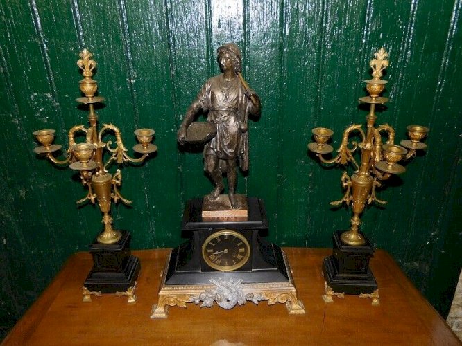HORLOGE PENDULE + 2 CHANDELIERS EN MARBRE ET REGULE