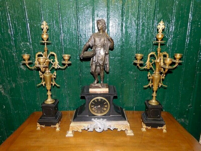 HORLOGE PENDULE + 2 CHANDELIERS EN MARBRE ET REGULE