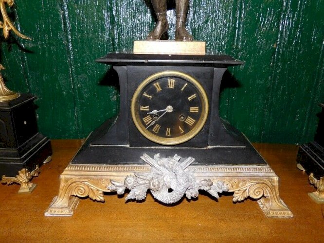 HORLOGE PENDULE + 2 CHANDELIERS EN MARBRE ET REGULE