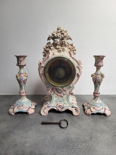 HORLOGE PENDULE AVEC BOUGEOIRS EN FAIENCE