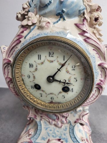 HORLOGE PENDULE AVEC BOUGEOIRS EN FAIENCE