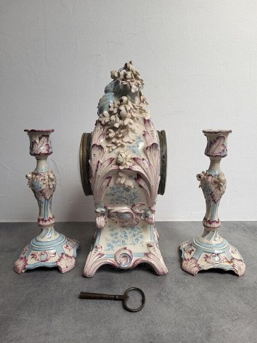 HORLOGE PENDULE AVEC BOUGEOIRS EN FAIENCE
