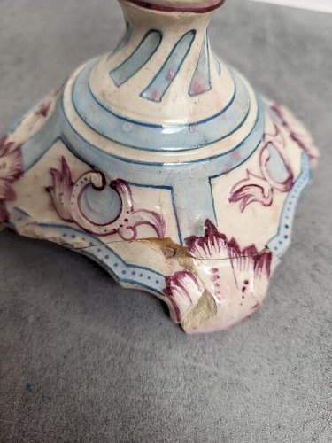 HORLOGE PENDULE AVEC BOUGEOIRS EN FAIENCE