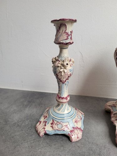 HORLOGE PENDULE AVEC BOUGEOIRS EN FAIENCE