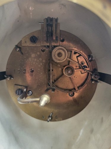HORLOGE PENDULE AVEC BOUGEOIRS EN FAIENCE