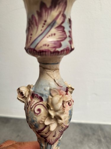 HORLOGE PENDULE AVEC BOUGEOIRS EN FAIENCE