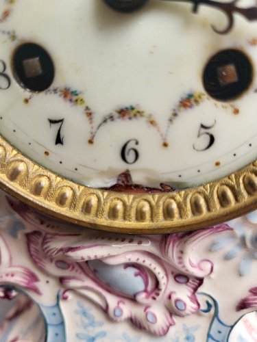 HORLOGE PENDULE AVEC BOUGEOIRS EN FAIENCE