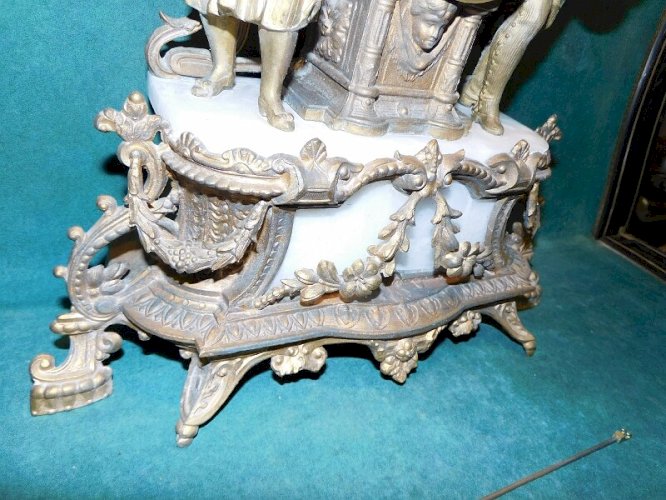 HORLOGE PENDULE EN REGUL AVEC 2 PERSONNAGES DU XIX ème SIECLE N16