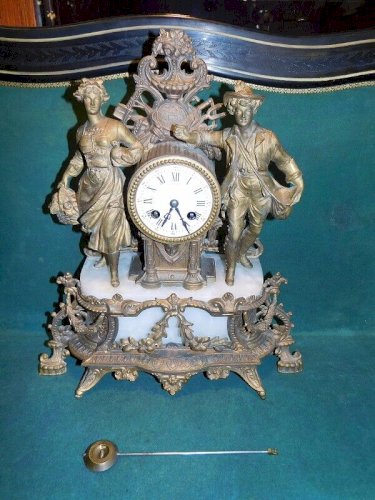 HORLOGE PENDULE EN REGUL AVEC 2 PERSONNAGES DU XIX ème SIECLE N16