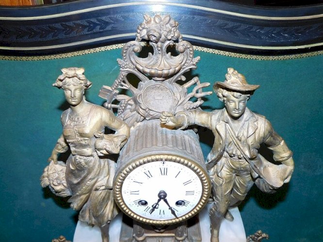 HORLOGE PENDULE EN REGUL AVEC 2 PERSONNAGES DU XIX ème SIECLE N16