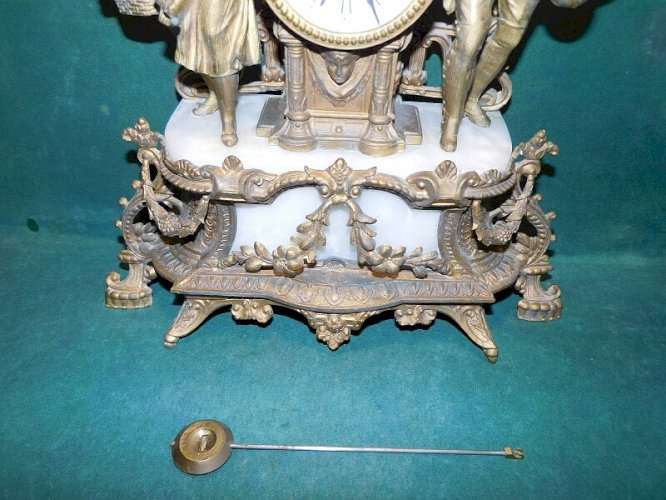 HORLOGE PENDULE EN REGUL AVEC 2 PERSONNAGES DU XIX ème SIECLE N16