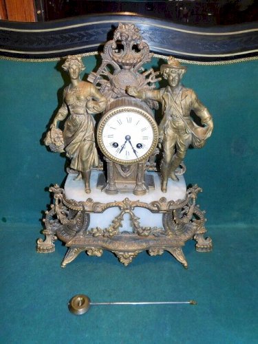 HORLOGE PENDULE EN REGUL AVEC 2 PERSONNAGES DU XIX ème SIECLE N16