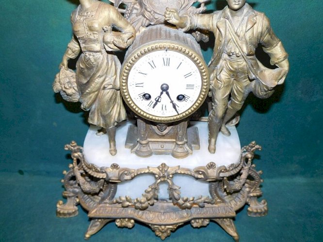 HORLOGE PENDULE EN REGUL AVEC 2 PERSONNAGES DU XIX ème SIECLE N16
