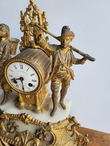 HORLOGE PENDULE EN REGULE DORE DECOR CHASSEUR N° 4