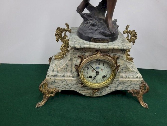 HORLOGE PENDULE MARBRE ET REGULE VENDANGEUSE PAR MOREAU
