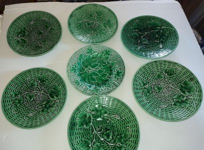 Sarreguemines dessert plate set – Art Nouveau faience, leaf decor (7 pieces)