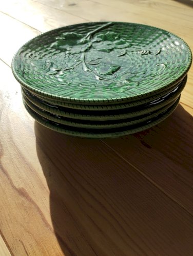 Ensemble d’assiettes à dessert Sarreguemines – Barbotine Art Nouveau, décor feuilles (7 pièces)