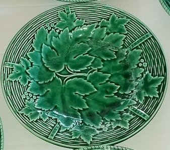 Ensemble d’assiettes à dessert Sarreguemines – Barbotine Art Nouveau, décor feuilles (7 pièces)