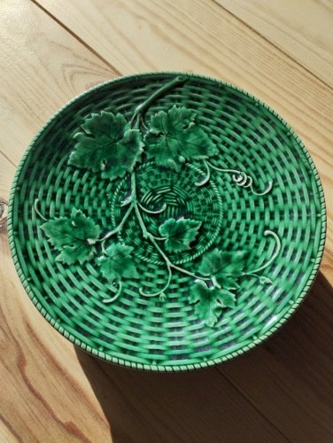 Ensemble d’assiettes à dessert Sarreguemines – Barbotine Art Nouveau, décor feuilles (7 pièces)