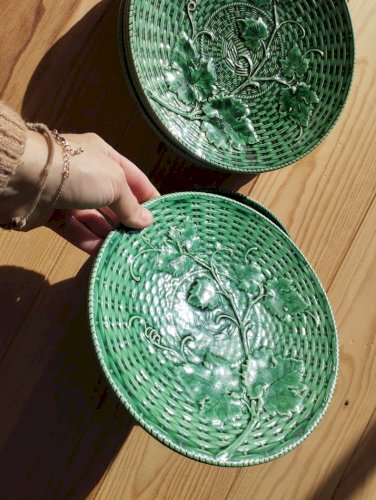 Ensemble d’assiettes à dessert Sarreguemines – Barbotine Art Nouveau, décor feuilles (7 pièces)