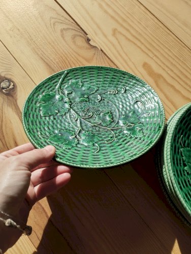 Ensemble d’assiettes à dessert Sarreguemines – Barbotine Art Nouveau, décor feuilles (7 pièces)