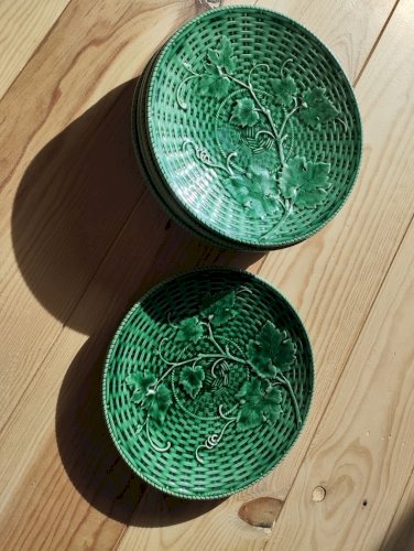 Ensemble d’assiettes à dessert Sarreguemines – Barbotine Art Nouveau, décor feuilles (7 pièces)