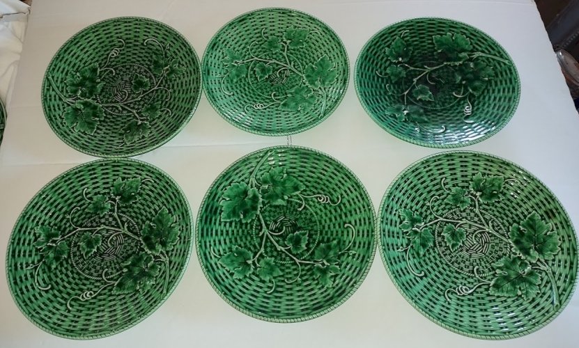 Ensemble d’assiettes à dessert Sarreguemines – Barbotine Art Nouveau, décor feuilles (7 pièces)