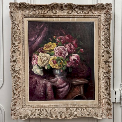 Huile sur toile bouquet de roses et drapé XXe par R. Roque cadre cérusé A5832