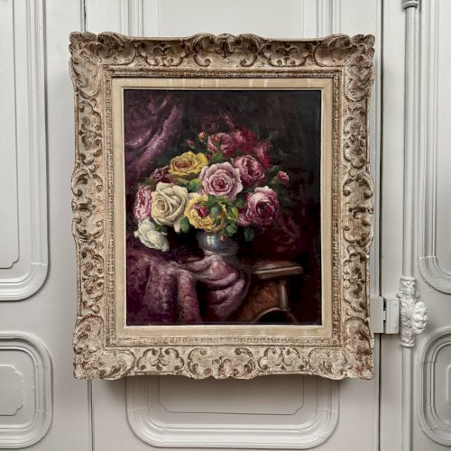 Huile sur toile bouquet de roses et drapé XXe par R. Roque cadre cérusé A5832